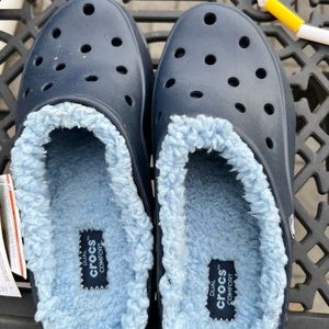 CROCS- lined with fur. Women’s Size 5